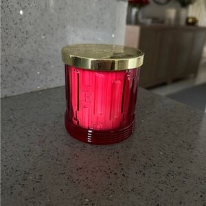 New Elton John x Slatkin + Co. 
Candle in Rhubard Strawberry crumble